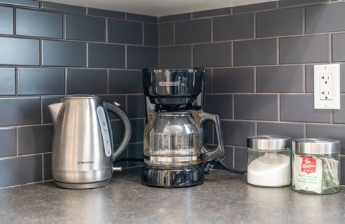 Southeast Edmonton Apartment | Stylish 2 Bdrm free Wifi Netflix Disney+ UGprkg