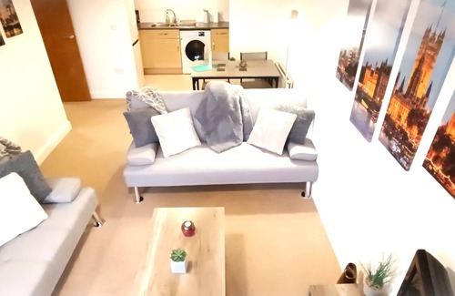 Crawley Apartment | Stylish 2-Bed 2-Bath Near Gatwick and Town centre