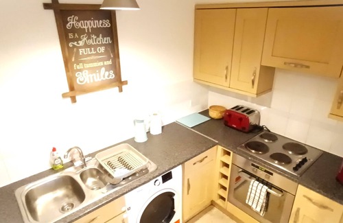 Crawley Apartment | Stylish 2-Bed 2-Bath Near Gatwick and Town centre