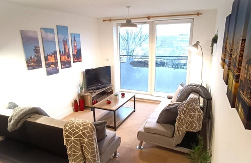 Crawley Apartment | Stylish 2-Bed 2-Bath Near Gatwick and Town centre