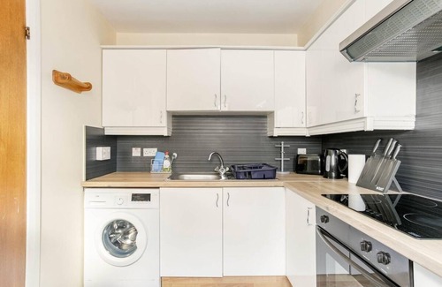 Central Aberdeen Apartment | Stylish 2-Bed Apartment w/Kitchen, UltraFast WiFi
