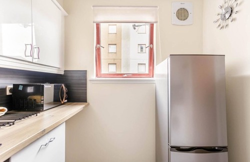 Central Aberdeen Apartment | Stylish 2-Bed Apartment w/Kitchen, UltraFast WiFi