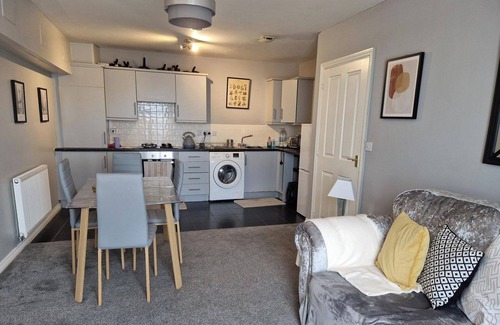 Coventry Apartment | Stylish 2-Bed Apartment - Sleeps 4, Parking & WiFi