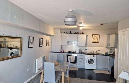 Coventry Apartment | Stylish 2-Bed Apartment - Sleeps 4, Parking & WiFi