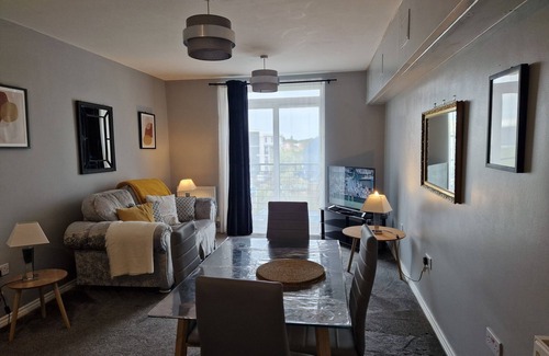 Coventry Apartment | Stylish 2-Bed Apartment - Sleeps 4, Parking & WiFi