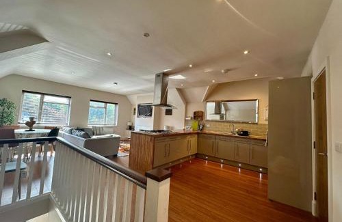 Begbroke Apartment | Stylish 2 Bed Apartment sleeps 4