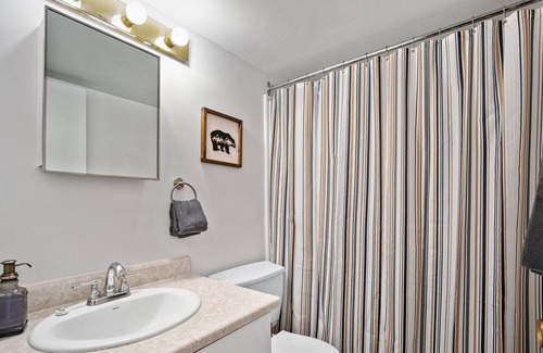 Fort McMurray Apartment | Stylish 2-Bed Apt Fort Mc Fast WiFi Newly Reno