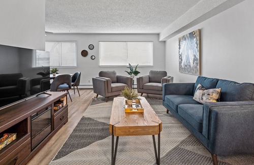 Fort McMurray Apartment | Stylish 2-Bed Apt Fort Mc Fast WiFi Newly Reno