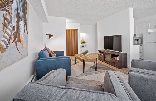 Fort McMurray Apartment | Stylish 2-Bed Apt Fort Mc Fast WiFi Newly Reno