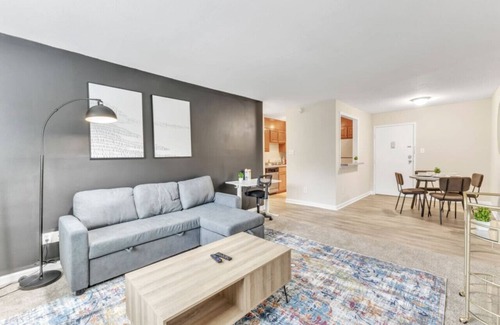 Crabtree Apartment | Stylish 2 Bed Suite—in Crabtree Valley Raleigh!