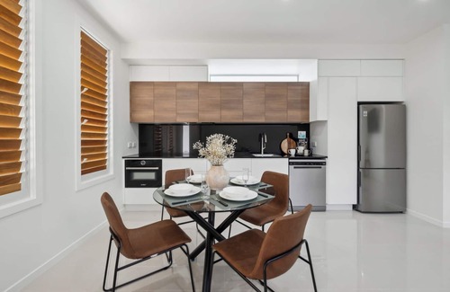Coffs Harbour Apartment | Stylish, 2-bedroom unit, 400m to Diggers Beach and 600m to The Big Banana.