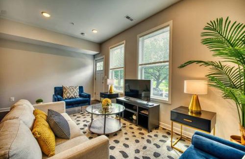 Fairlawn Apartment | Stylish 2-Bedroom/2Bath Hideaway