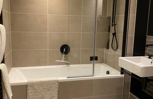 Poplar Apartment | Stylish 2-Bedroom Apartment in London - Sleeps 4