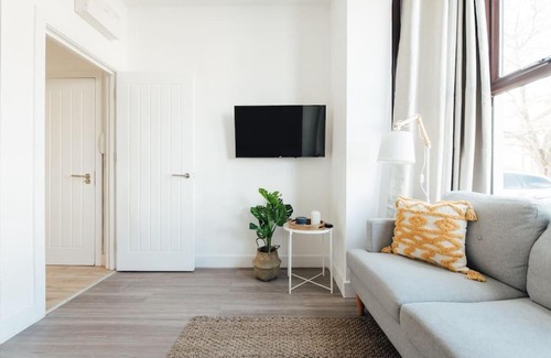 Valentines Apartment | Stylish 2 Bedroom Flat in Ilford, London