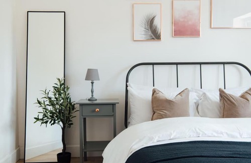 Valentines Apartment | Stylish 2 Bedroom Flat in Ilford, London