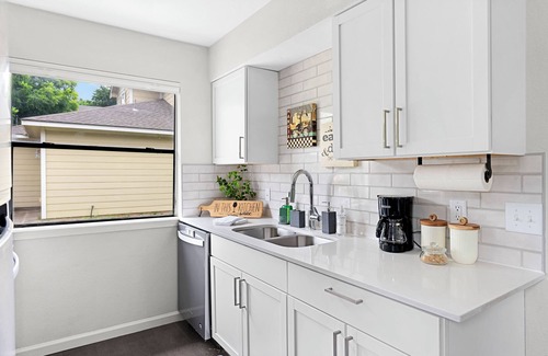 St. Johns House | Stylish 2-bedroom + office house with WiFi and AC in amazing Northeast Austin
