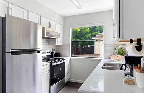 St. Johns House | Stylish 2-bedroom + office house with WiFi and AC in amazing Northeast Austin