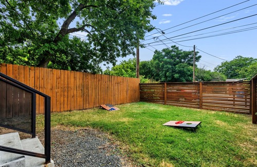 St. Johns House | Stylish 2-bedroom + office house with WiFi and AC in amazing Northeast Austin