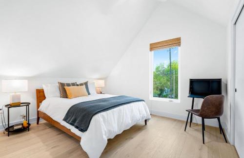 South Manchaca House | Stylish 2 bedroom Retreat in South Austin