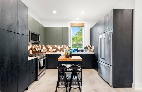 South Manchaca House | Stylish 2 Bedroom Retreat in South Austin