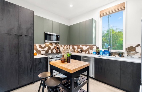 South Manchaca House | Stylish 2 Bedroom Retreat in South Austin