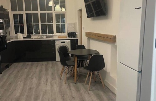 Offerton Apartment | Stylish 2 BR Apartment in Denton + Free Parking