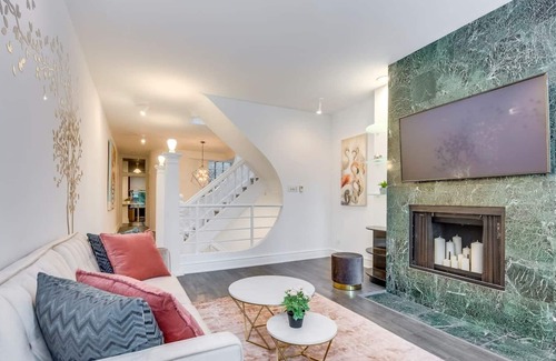 Church and Wellesley Apartment | Stylish 2 Storey 2BR in Downtown Toronto