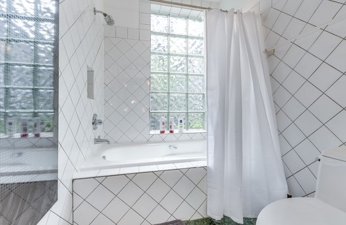 Church and Wellesley Apartment | Stylish 2 Storey 2BR in Downtown Toronto
