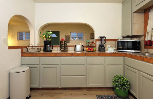 Santa Ana Apartment | Stylish 2B2B Hideaway 10 mins. drive to Disneyland