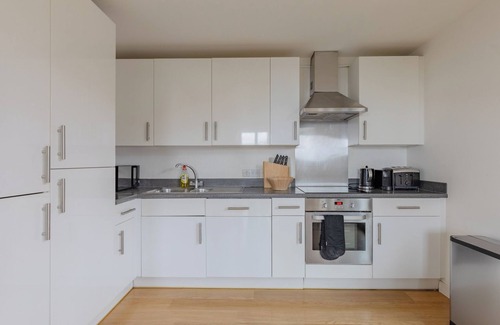 St. Pancras and Somers Town Apartment | Stylish 2BD Flat w Balcony, Heart of King's Cross