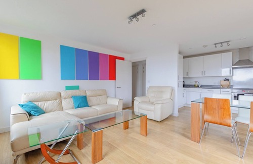 St. Pancras and Somers Town Apartment | Stylish 2BD Flat w Balcony, Heart of King's Cross