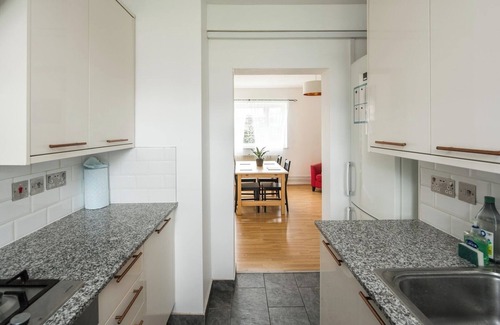 St. Dunstan's Apartment | Stylish 2BD Flat with Balcony Near Stepney Green