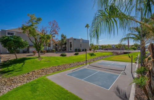 Cox Heights Apartment | Stylish 2BD - Parking, Gym, Pool - Sleep 8 - 5 Min Casino