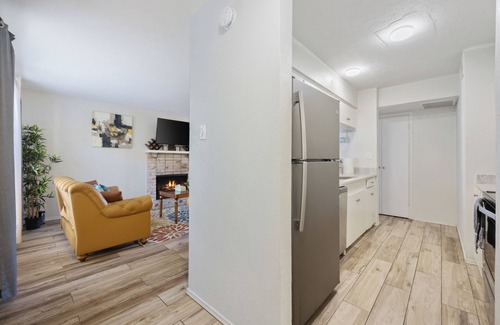 Far North Dallas Condo | Stylish 2bed/2ba - GATED Community! Small pets ok