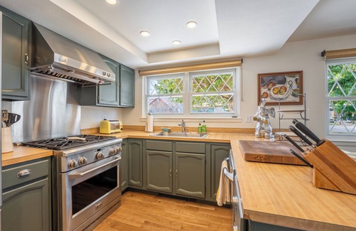Red Lodge House | Stylish 2BR/2BA Retreat – Pet-Friendly, Patio, Workspace. Wifi.