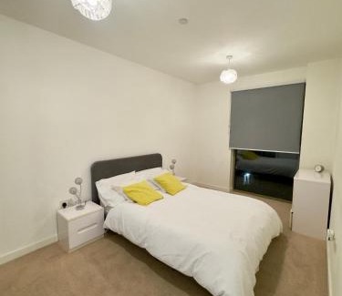 Coldharbour Apartment | Stylish 2BR Apartment with Balcony & Views