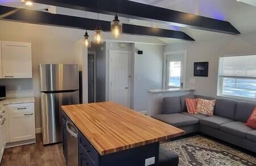 Greater South Side House | Stylish 2BR Bungalow | Near Airport & Downtown DSM, Newly remodled and close to downtown Des Moines