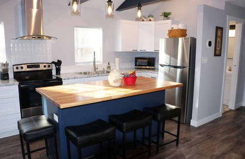 Greater South Side House | Stylish 2BR Bungalow | Near Airport & Downtown DSM, Newly remodled and close to downtown Des Moines