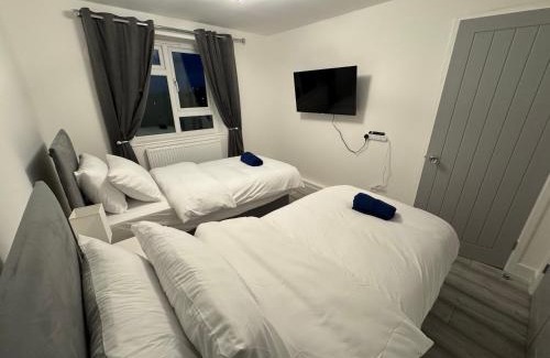 Forest Hill Apartment | Stylish 2BR, Fast Wifi with balcony