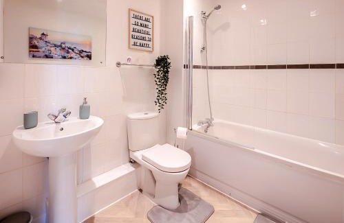 Bristol Floating Harbour Apartment | Stylish 2BR Flat - Free Parking - fast WI-FI