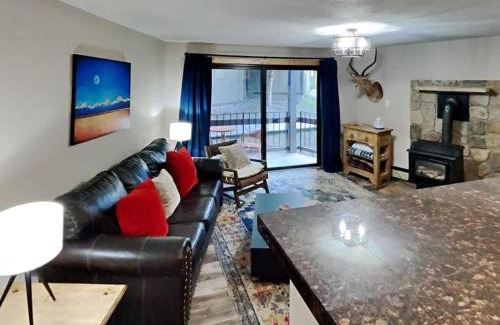 Peak 8 House | Stylish 2BR Home Near Skiing with Hot Tub Access