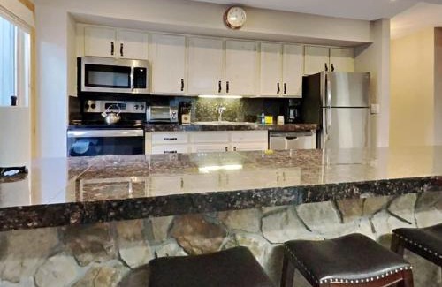 Peak 8 House | Stylish 2BR Home Near Skiing with Hot Tub Access