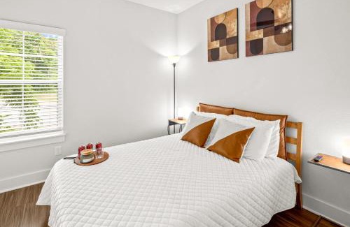 Fayetteville House | Stylish 2BR Home Near University of Arkansas