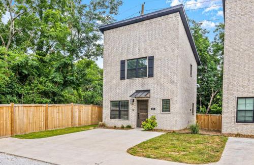 Fayetteville House | Stylish 2BR Home Near University of Arkansas