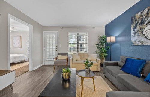 Pleasant Valley Apartment | Stylish 2BR in Downtown, Pool Gym, near Airport