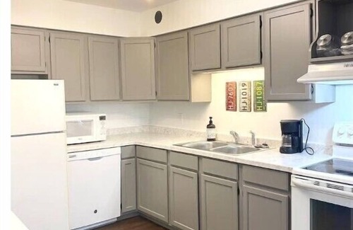 Water Hill House | Stylish 2BR in Historic WaterHill/Walk to Downtown & The Big House