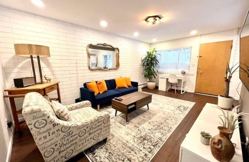 Water Hill House | Stylish 2BR in Historic WaterHill/Walk to Downtown & The Big House