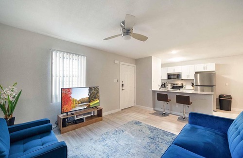 Hyde Park Apartment | Stylish 2BR Near UT Hyde Park Evonify