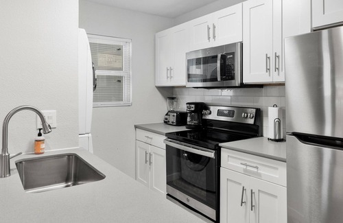 Hyde Park Apartment | Stylish 2BR Near UT Hyde Park Evonify