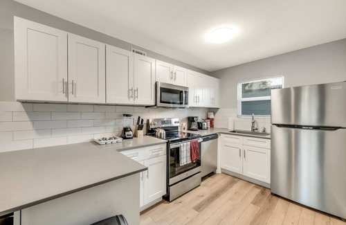 Hyde Park Apartment | Stylish 2BR Near UT Hyde Park Evonify